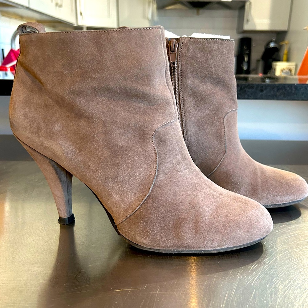 NINE WEST taupe suede booties